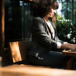 Studiu ”De ce muncim?” (2024) Woman working with laptop at coffee shop